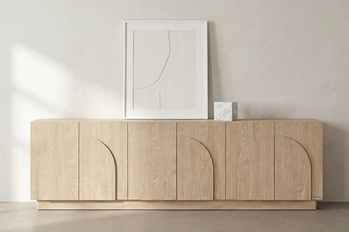 Buffet en chêne massif aux arches sculptées, pièce unique de la collection Signature LIGNART, mobilier artistique en bois sculpté.
