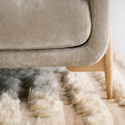 Canapé en velours chenillé Jenny avec pieds bois – Cold Beige n°2WI – Canapé 3 places