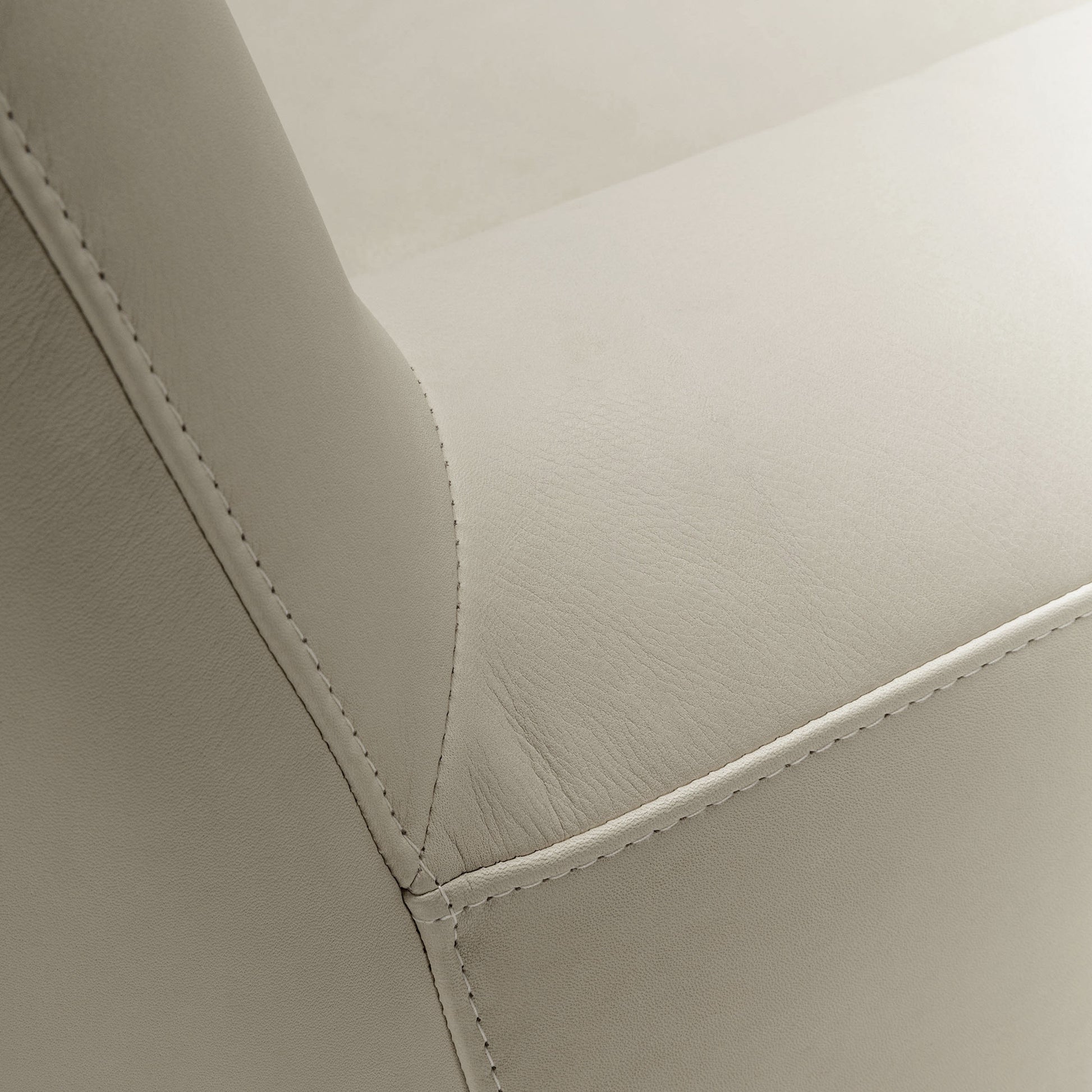 Fauteuil en cuir Uma avec pied pivotant – Nature n°4AN – Taille standard