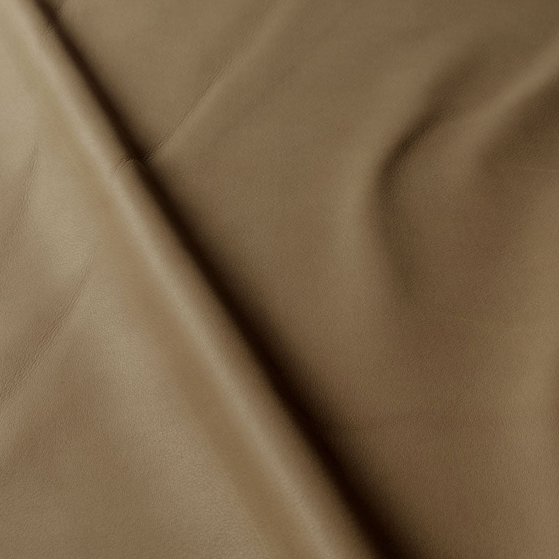 Fauteuil en cuir Uma avec pied pivotant – Latte n°1AN – Taille standard