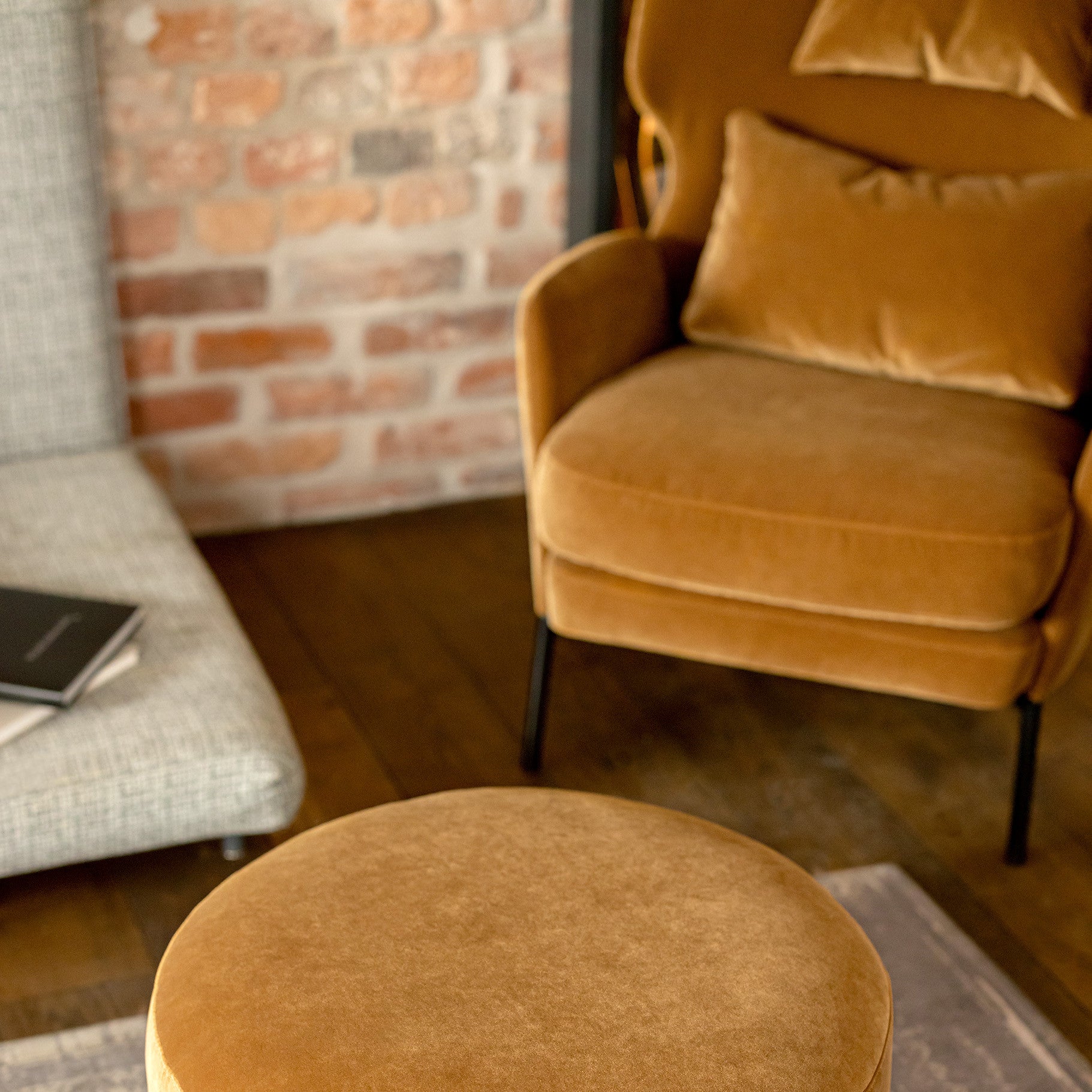 Fauteuil en velours Alex avec pieds métal et repose-tête – Teddy brown n°22CV – Taille standard