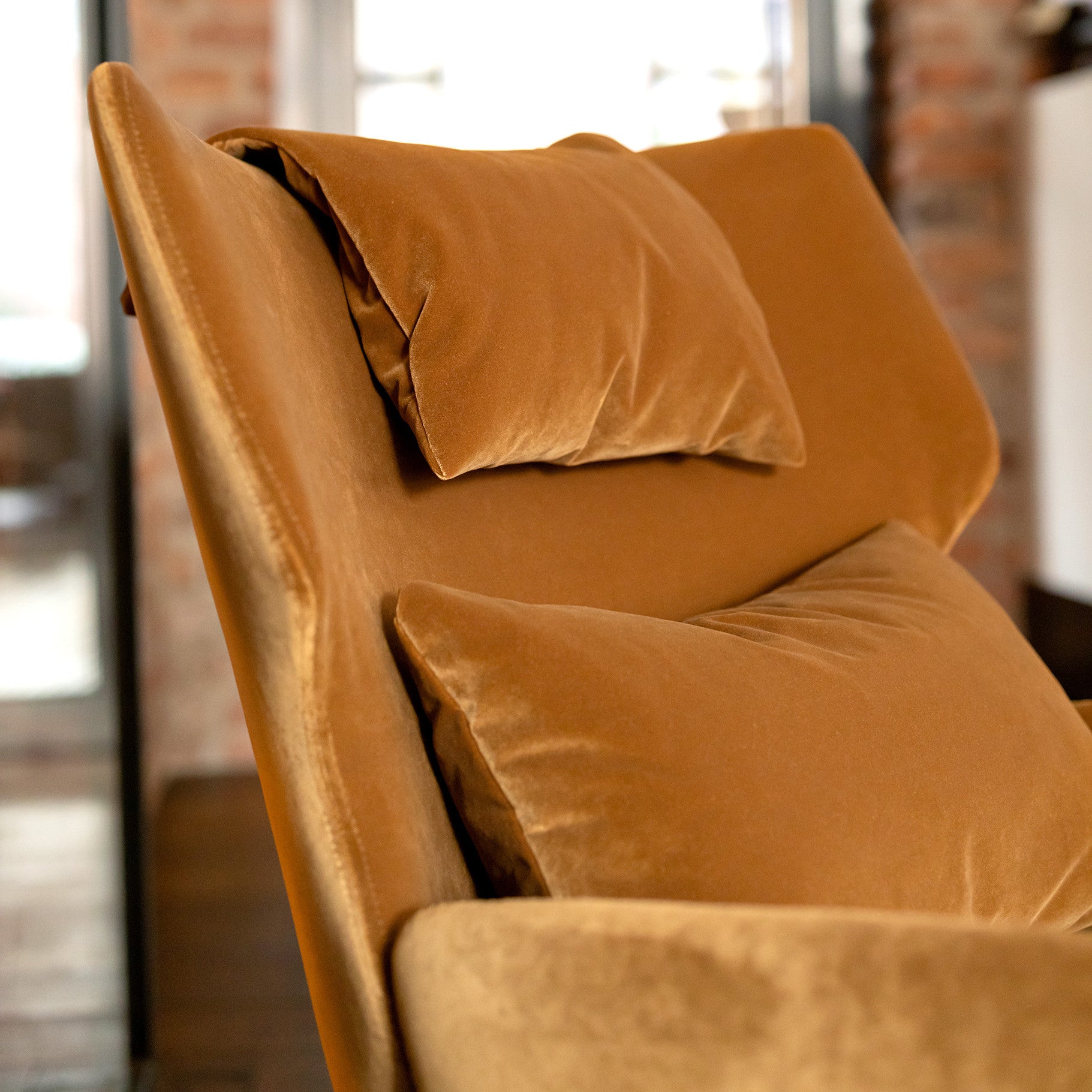 Fauteuil en velours Alex avec pieds métal et repose-tête – Teddy brown n°22CV – Taille standard