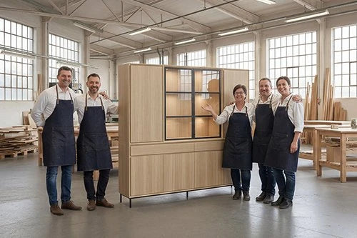 Vignette LIGNART : l'équipe de créateurs en atelier autour d'une pièce en bois massif.