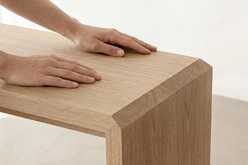 Le savoir-faire artisanal au service du mobilier contemporain en bois massif.